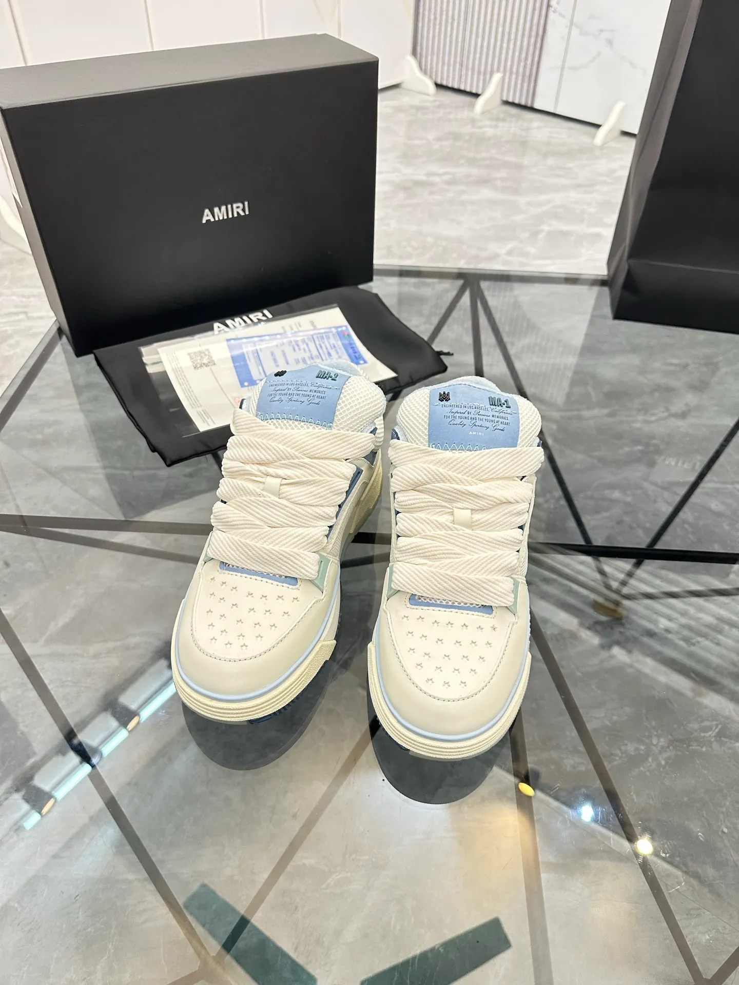 Men's shoes: 💰P720¥ Guangzhou top quality Product trademark: AMIRI* "Amir*" low-top casual shoes Regular size: 39-44 (can be customized to 45) Product materials: upper imported first-layer cowhide stitching original material, breathable lining, original outsole. Number: 525